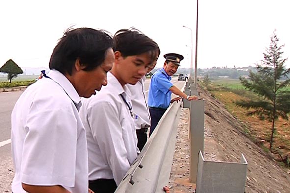 Báo động mất cắp tường hộ lan mềm bảo vệ giao thông trên đường Võ Văn Kiệt